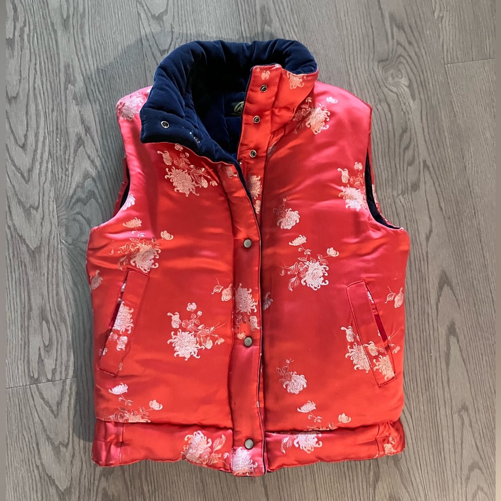 Incredible vintage Chinese pattern puffer vest - size S 🔥